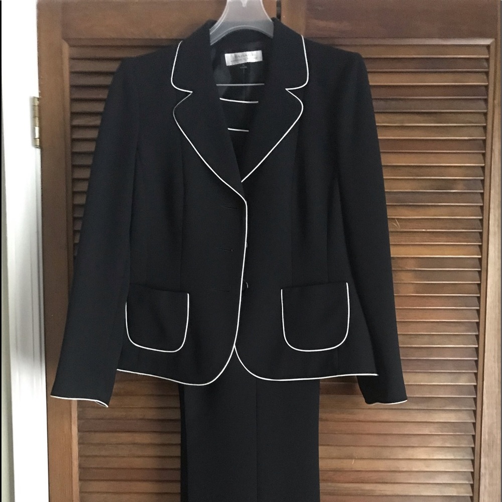 Tahari pant suit